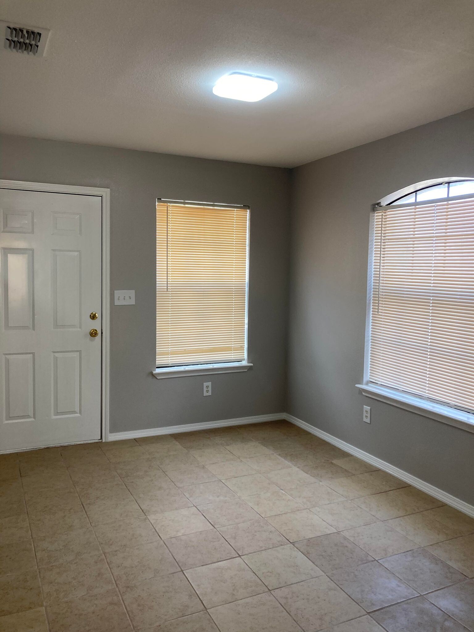 Building Photo - 521 Amigos Ln