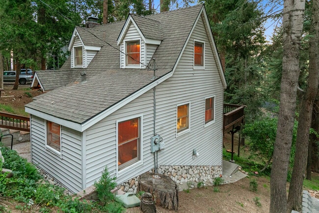 Building Photo - 647 W Victoria Ct