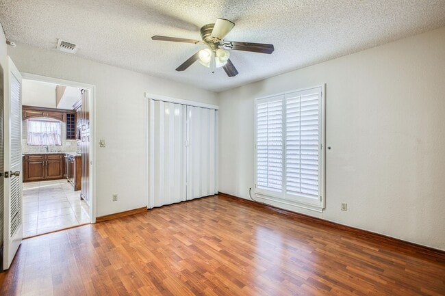 Building Photo - Beautiful House with 4 bed - 2 baths - office & covered big Jacuzzi