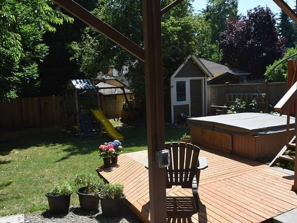 Shared back yard and lower deck - 1460 21st Ave