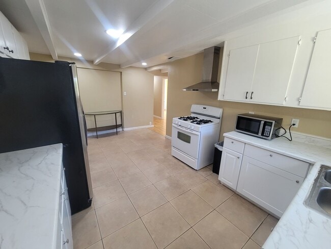 Building Photo - 1528 Los Robles Blvd