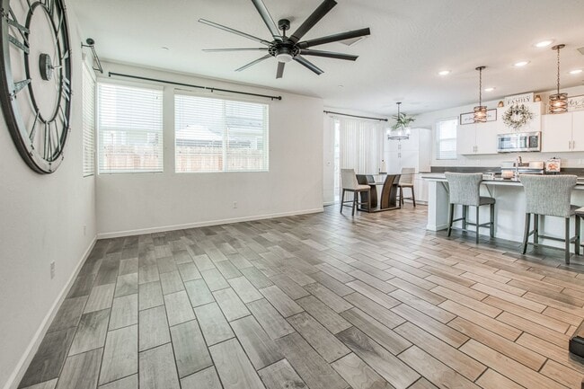 Building Photo - Stunning Clovis Home!