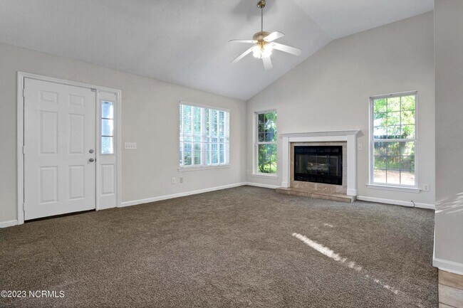 Building Photo - *** Promotion -- Sign lease by March 1 and receive $1000 off first months rent!!    3 Bedroom Hom...