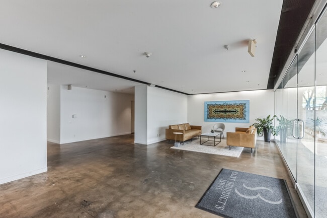 Building Photo - 1115 S Alamo St