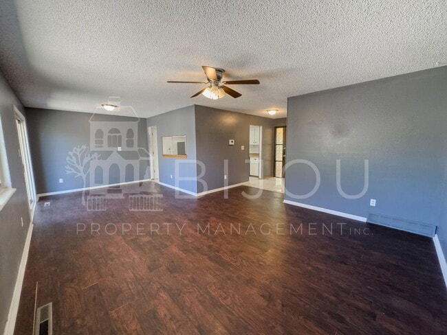 Building Photo - Large Main Level Living