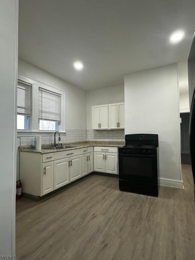 Building Photo - 61 Wainwright St