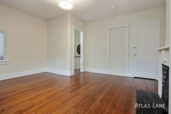 Building Photo - Professionally Managed & Recently Renovate...