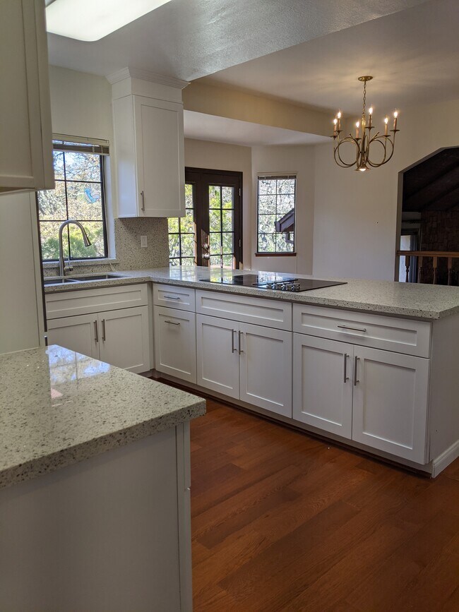 Building Photo - 28050 Horseshoe Ct
