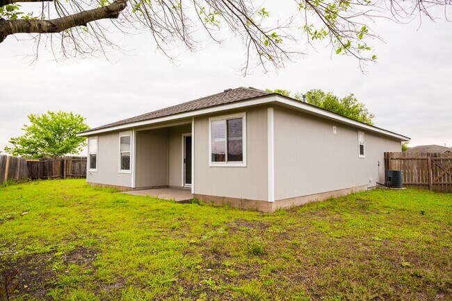 Building Photo - Charming 3/BR 2/BA One-Story Home with Gar...