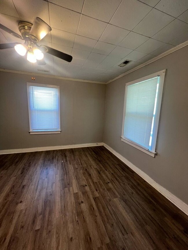 Building Photo - Cute 3 bedroom / 1 bathroom house with fen...