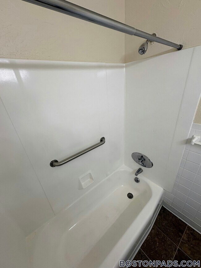 Building Photo - 8 Westgate Dr