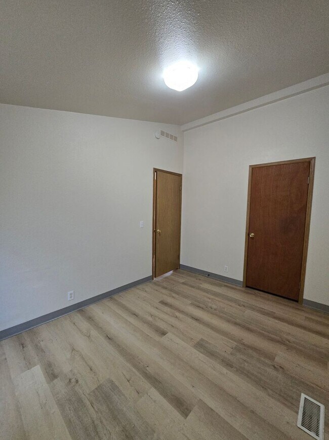 Building Photo - Pet Friendly 3bed : 2bath home w/ Garage