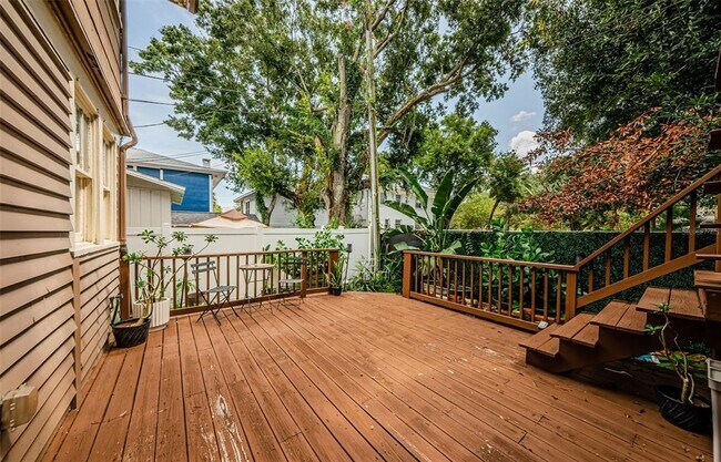 Building Photo - 620 Earle Ave N