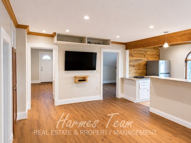 Building Photo - Upper-Level One-of-a-Kind 2 Bedroom 1 Bathroom Apartment