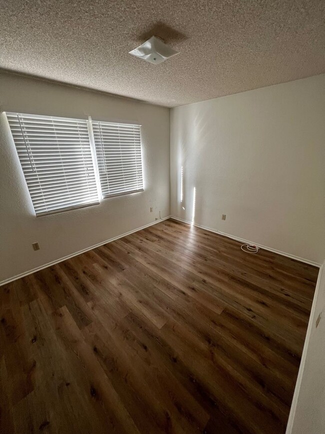 Building Photo - r328