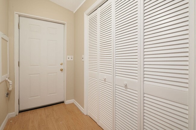 Building Photo - Rare 1-Bedroom in Fairview with Bonus Room...