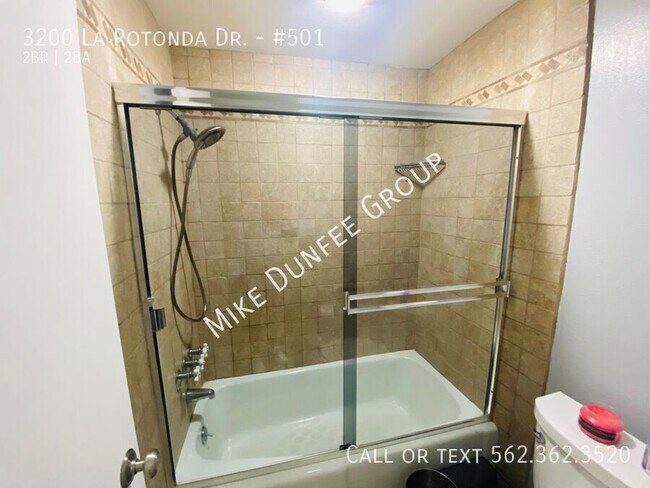 Building Photo - 3200 La Rotonda Dr