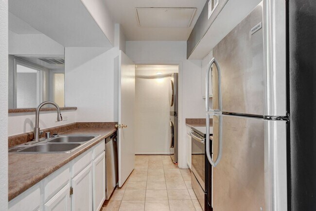 Building Photo - Adorable Southwest condo