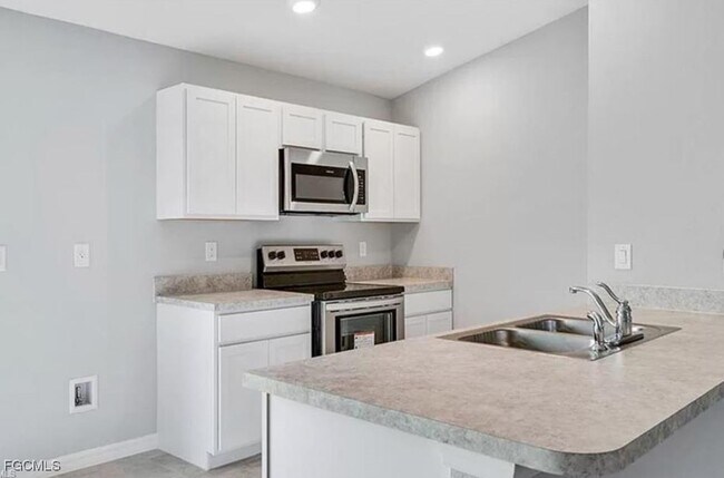 Building Photo - 4023 NE 23rd Pl