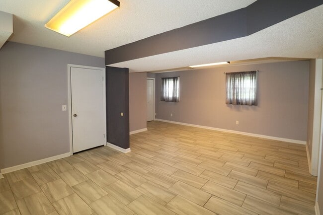 Building Photo - 120 Sunnybrook Ct