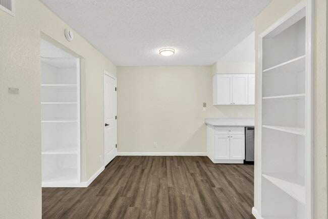 Building Photo - Great 2 Bedroom Condo in Gated Community