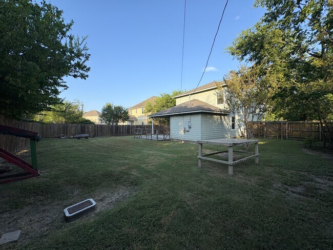 Building Photo - 1601 Lenert Cir
