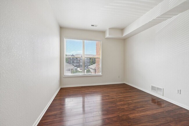 Building Photo - 3 Bedroom Condo in Aurora