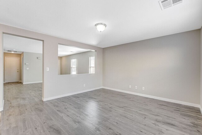 Building Photo - Spacious 3 bedroom home with large yard in...