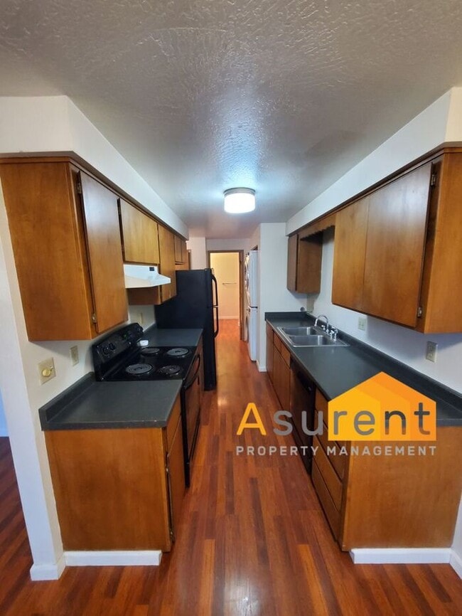 Building Photo - Charming 4-Plex 2 Bedroom 1 Bathroom Unit Available Now!