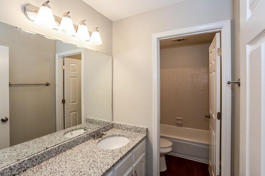 Building Photo - 7375 Ashley Oaks Dr