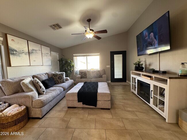 Building Photo - 734 E Kelsi Ave