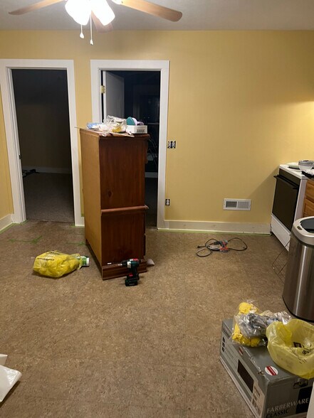 Building Photo - 607 S Red Bud Trail