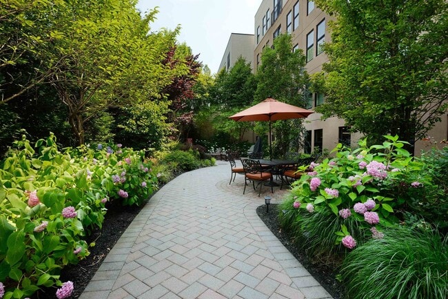 Building Photo - 619 Adams St