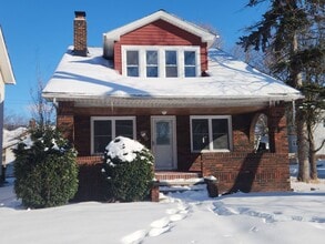 Building Photo - Charming 5-Bedroom Property in Prime Location