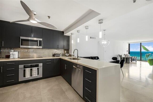Building Photo - 2625 Collins Ave