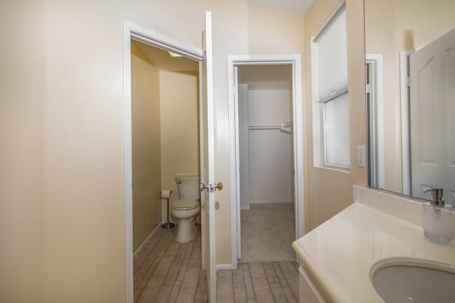 Building Photo - 1 Quebec