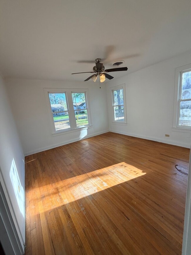 Building Photo - Beautiful 2 Bedroom Home - Just Updated and Central Air and Heat!