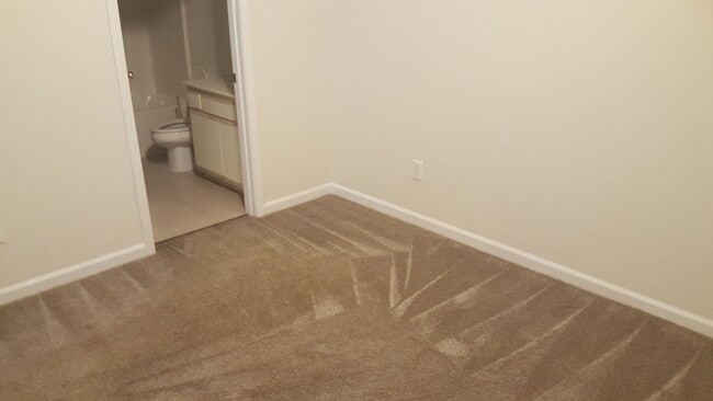 Building Photo - 2 Bedroom Condo in River Oaks