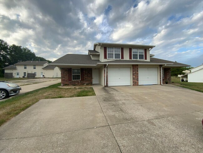 Building Photo - 3 Bedroom 2 Bathroom Duplex