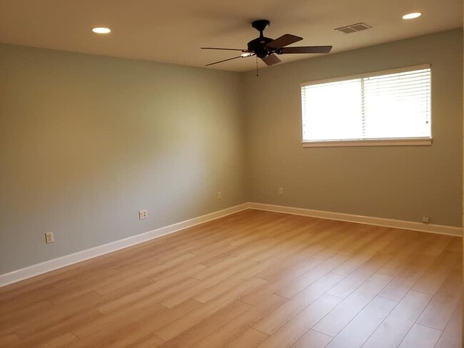 Building Photo - 2002 Voltaire Dr