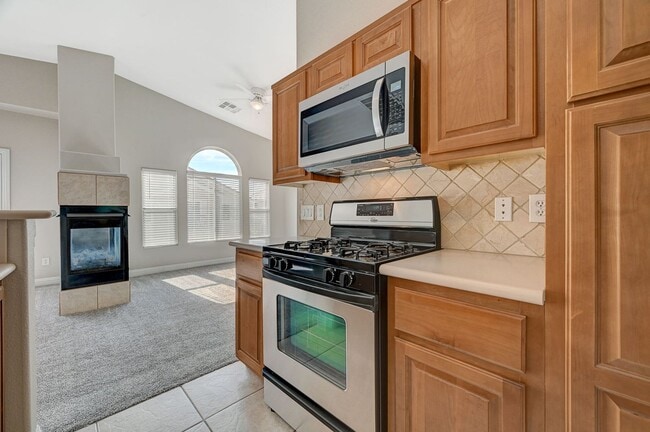 Building Photo - Charming Two-bedroom townhouse in Northwest