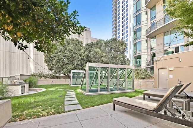 Building Photo - 333 1st St