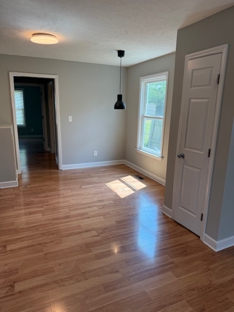 Building Photo - $1,000 off first month's rent if move in b...