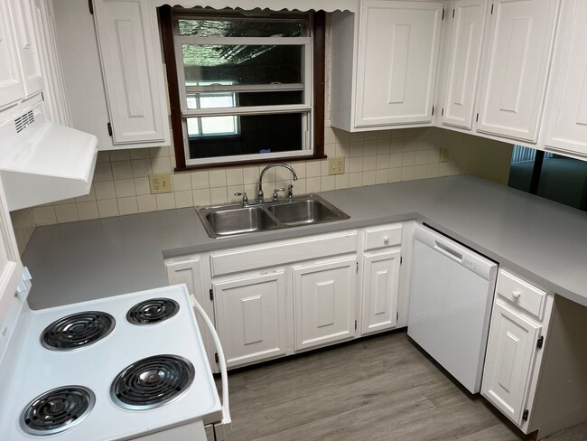 Building Photo - 3 Bedroom with 3 live areas + Office!