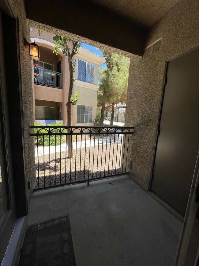 Building Photo - First Floor Condo Unit in Gated Community!