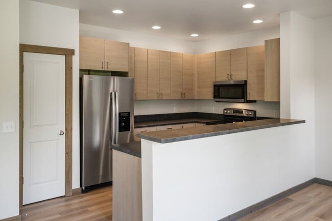 Building Photo - Gorgeous 3 Bedroom condos with double stal...