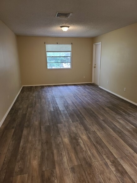 Family room - 222 Thorntree Pl