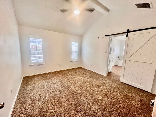 Building Photo - Lakewood Estates Beauty!