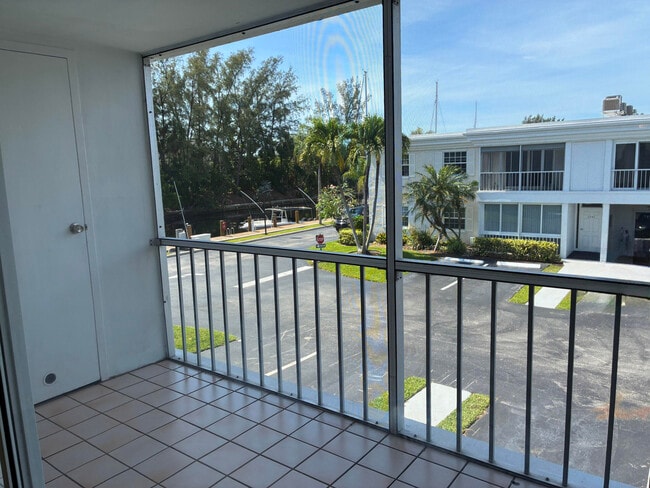 Building Photo - 6299 Bay Club Dr