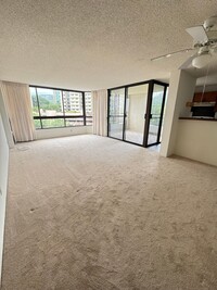 Building Photo - 2 bed 2 bath, 2 Reserved Parking at Nuuanu...